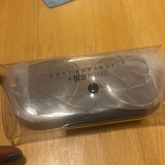 Quay Australia High Key Sunglasses - Gold/Gold | Desk Perkins Collaboration,NEW - Picture 13 of 14